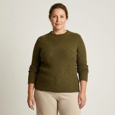 Sweater verde oliva con cuello redondo y tejido en relieve en modelo plus size