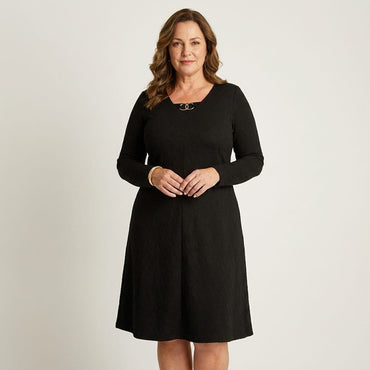 Vestido Midi Negro en Lanilla con Escote en V y Detalle Dorado en modelo plus size