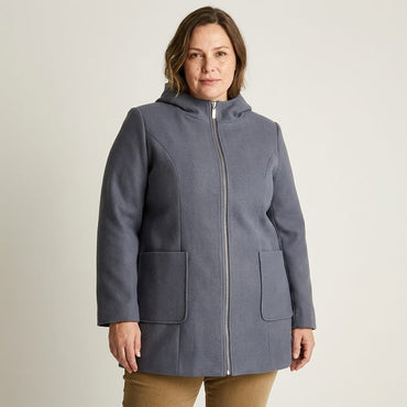 Abrigo índigo con capucha y cierre frontal en modelo plus size