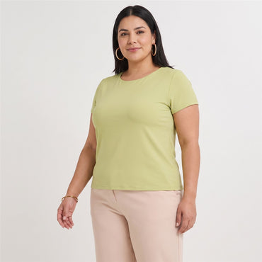 Polera Manga Corta Básica Lisa Verde en modelo plus size