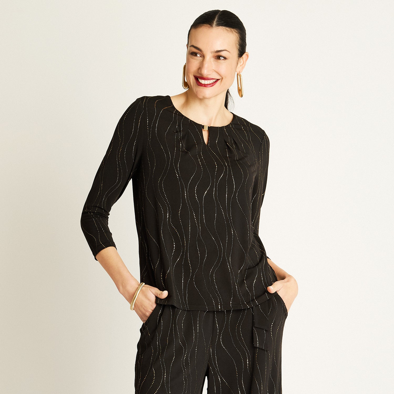 Polera Negra con Diseño Ondulado