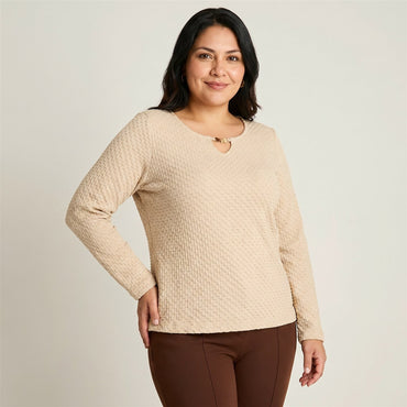 Polera Arena de Punto con Textura y Detalle de Lúrex en Escote en modelo plus size
