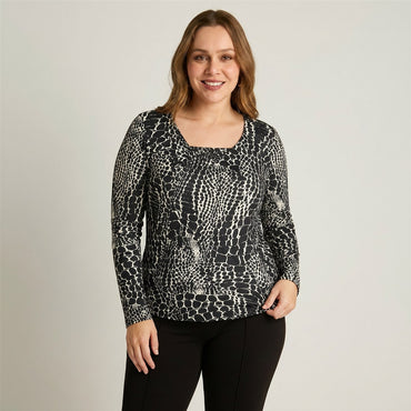 Polera Negra Estampada Escote V Tacto Caliente en modelo plus size
