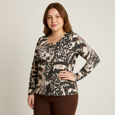 Polera Arena Estampada Escote V Tacto Caliente en modelo plus size