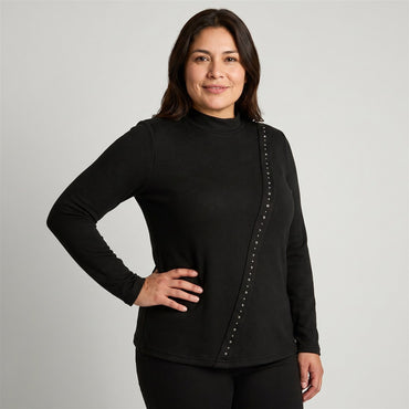 Polera Negra De Lanilla Con Cuello Alto Y Tachas Diagonales en modelo plus size