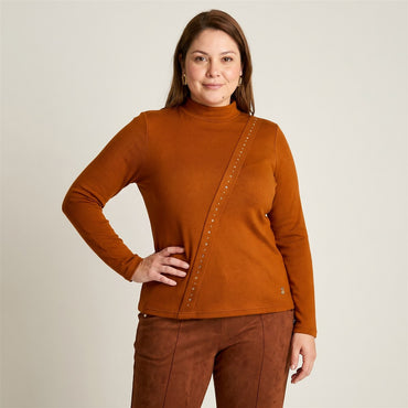 Polera Terracota De Lanilla Con Cuello Alto Y Tachas Diagonales en modelo plus size