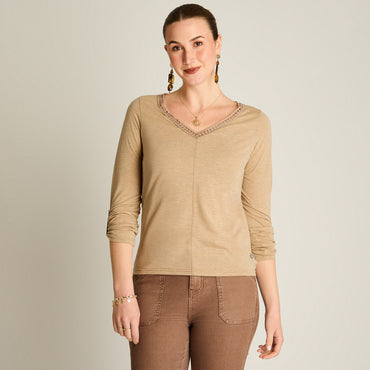 Polera Camel Manga Larga Elasticidad Media Sin Forro Calce Normal Tela Punto