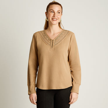 Polera Camel Cuello V Texturizada con Encaje