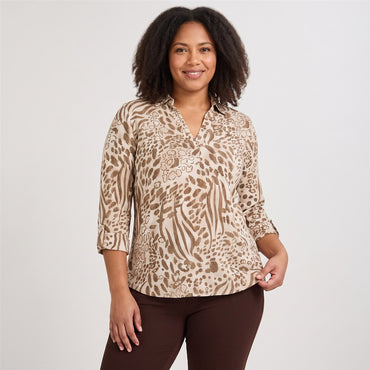 Polera Manga 3/4 Cuello Camisero Estampada Beige en modelo plus size