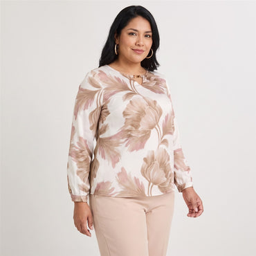 Polera Mix Fabric Print Frontal Beige en modelo plus size
