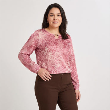 Polera Mix Fabric Print Frontal Rosado en modelo plus size