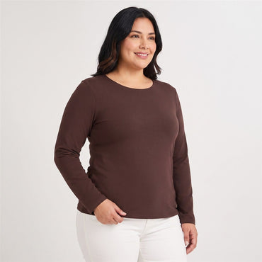 Polera Escote Redondo Lisa Básica Café en modelo plus size