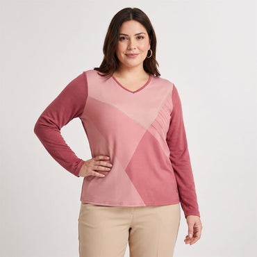 Polera Lanilla Bloques de Color con Strass Rosado en modelo plus size