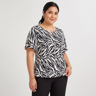 Polera Manga Corta Estampada Azul en modelo plus size
