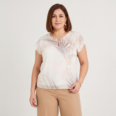 Polera Mix Fabric Estampado Localizado Frontal Beige en modelo plus size