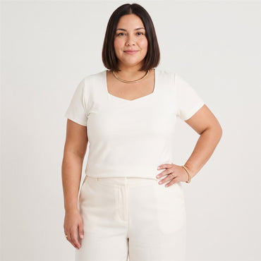 Polera Manga Corta Básica Crudo en modelo plus size