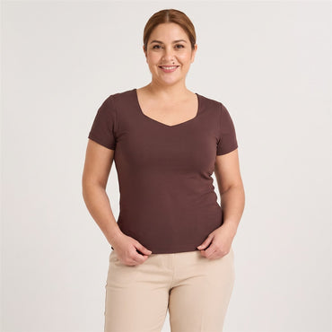Polera Manga Corta Básica Café en modelo plus size