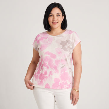Polera Slab Estampada con Aplicación Fucsia en modelo plus size