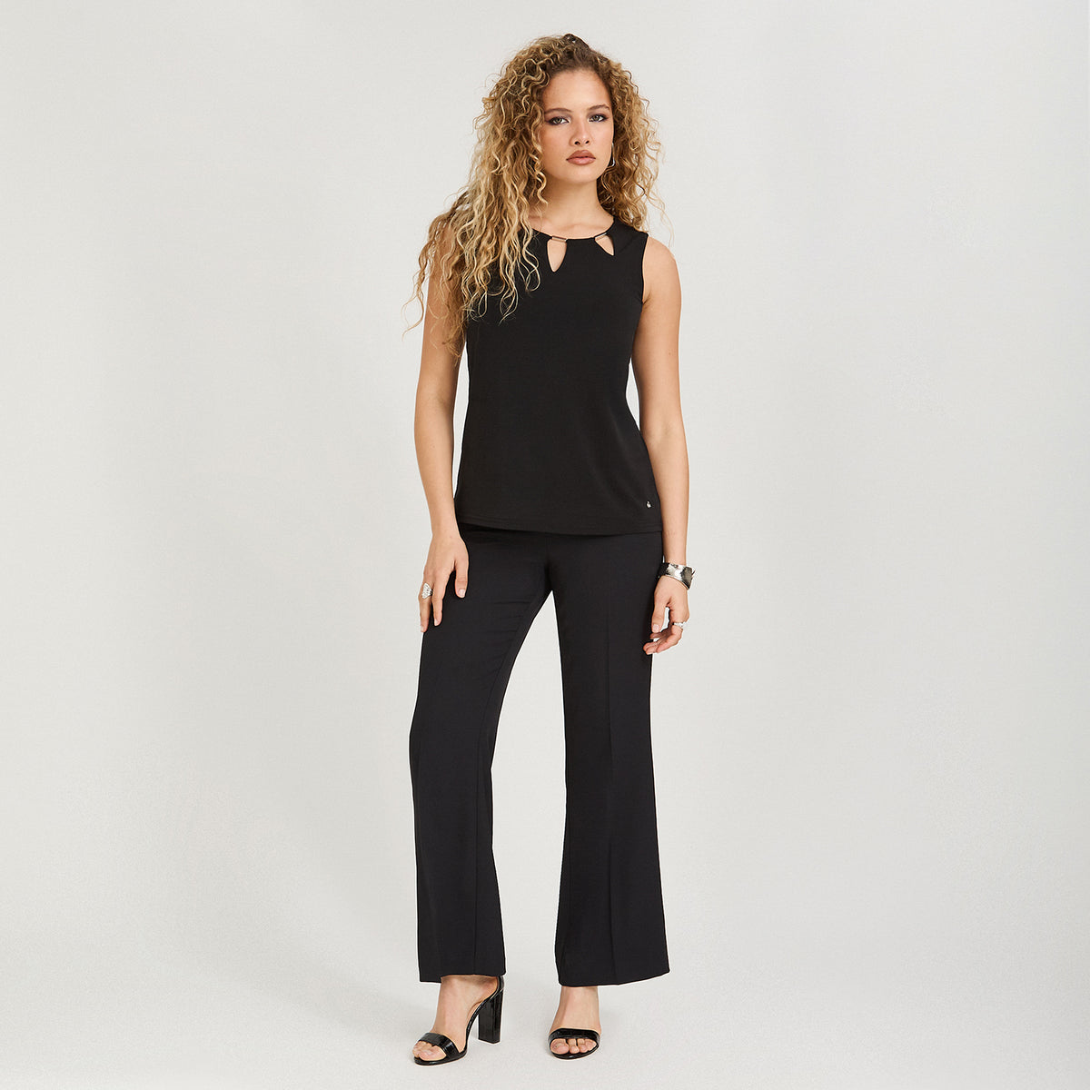 Polera sin Mangas con Cut Out en Escote Negro