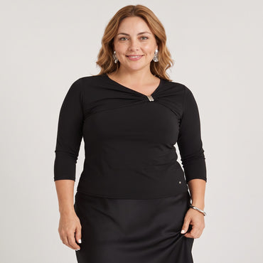 Polera Manga 3/4 con Detalle en Escote Negro en modelo plus size
