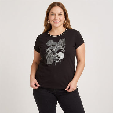 Polera Manga Corta con Estampado Localizado Negro en modelo plus size