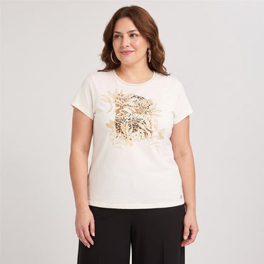 Polera Manga Corta con Estampado Localizado Crudo en modelo plus size