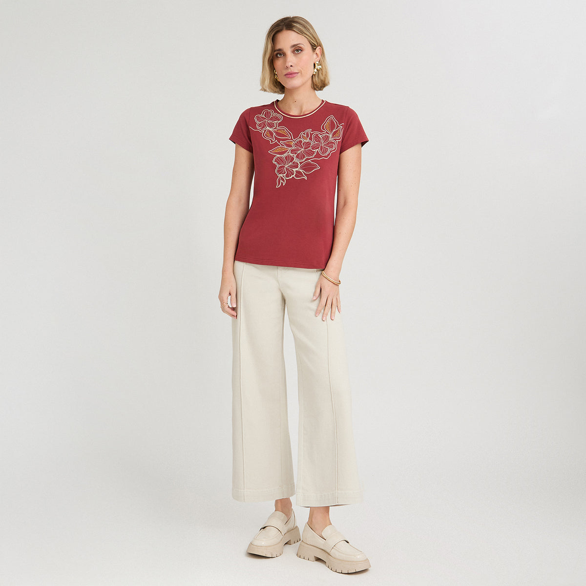 Polera Manga Corta con Estampado Localizado Rojo