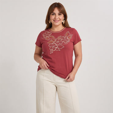 Polera Manga Corta con Estampado Localizado Rojo en modelo plus size