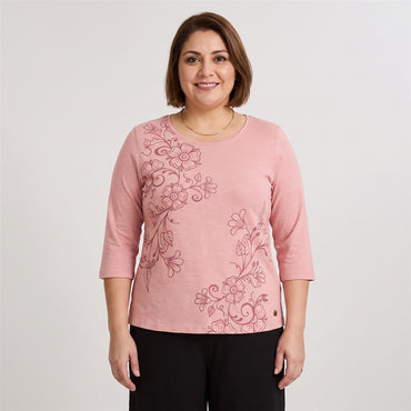 Polera Manga 3/4 con Estampado al Tono Rosado en modelo plus size