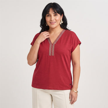Polera Manga Corta con Aplicación en Escote Rojo en modelo plus size