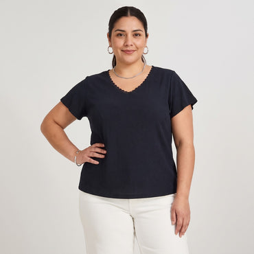 Polera Manga Vuelo con Encaje en Espalda Azul en modelo plus size