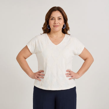 Polera Manga Corta Escote V con Puffing en Frente Crudo en modelo plus size