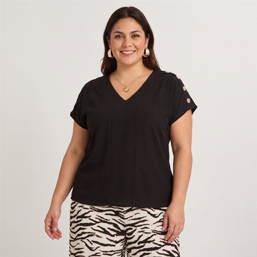 Polera Manga Corta con Botones en Hombro Negro en modelo plus size