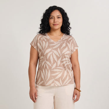 Polera Manga Corta Estampada Camel en modelo plus size