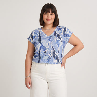 Polera Manga Corta Estampada Celeste en modelo plus size