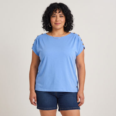 Polera Manga Corta con Botones en Hombro Celeste en modelo plus size