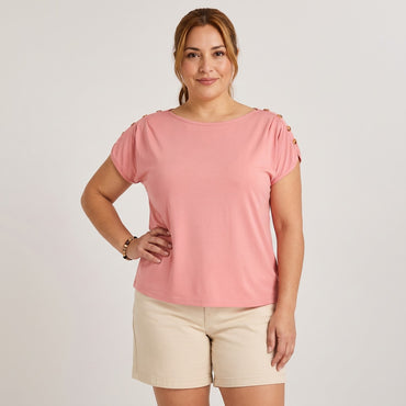 Polera Manga Corta con Botones en Hombro Rosado en modelo plus size