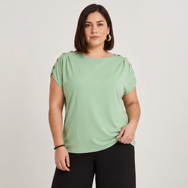 Polera Manga Corta con Botones en Hombro Verde en modelo plus size