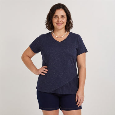 Polera Manga Corta con Aplicación en Faldón Azul en modelo plus size
