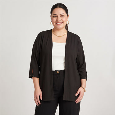 Tapado Manga 3/4 Liso Negro en modelo plus size
