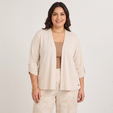 Tapado Manga Roll Up Beige en modelo plus size