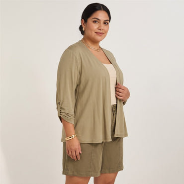 Tapado Manga Roll Up Verde en modelo plus size