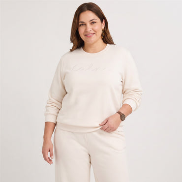 Polerón Algodón Escote Redondo Bordado Beige en modelo plus size