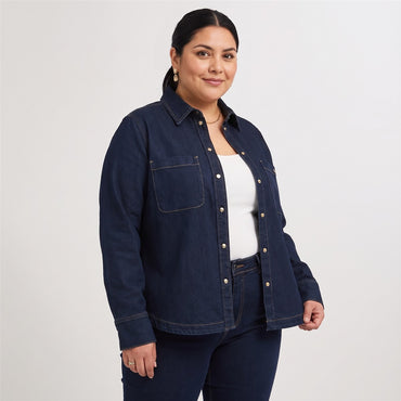 Casaca de Denim Entallada Azul en modelo plus size