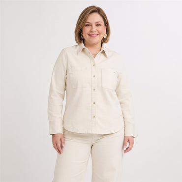 Casaca de Denim Entallada Beige en modelo plus size