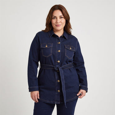 Casaca Mezclilla Larga con Amarra en Cintura Azul en modelo plus size