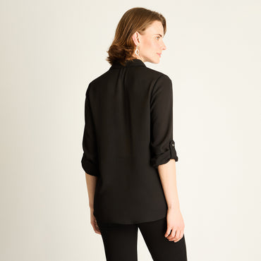 Blusa Negra con Bolsillos y Roll-Up
