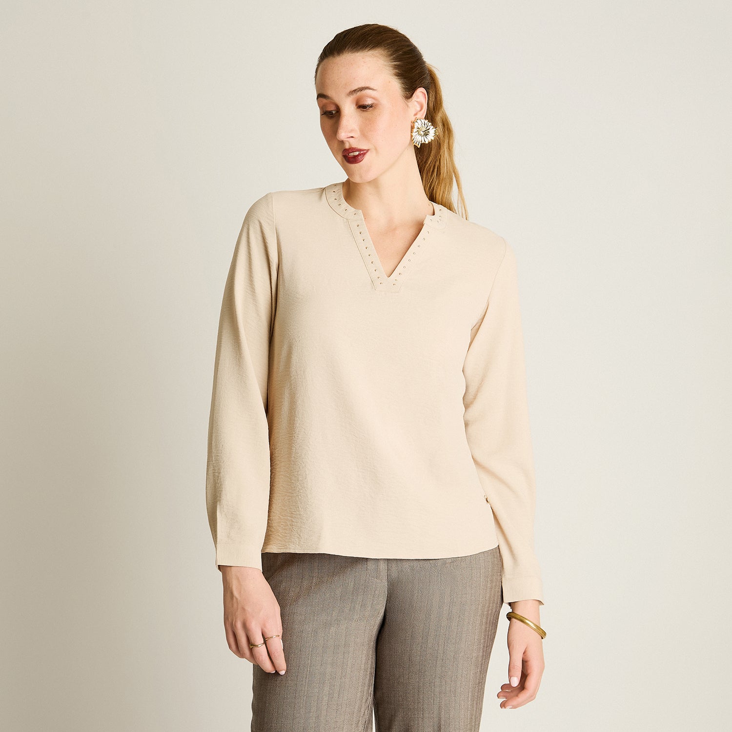 Blusa Beige Manga Larga Elasticidad Nula Sin Forro Calce Normal Tela Plano