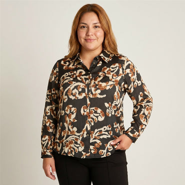 Blusa Camisera Negra con Estampado Floral y Manga Larga en modelo plus size