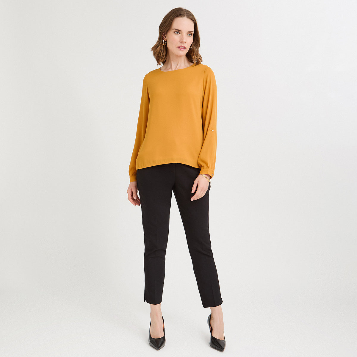Blusa Lisa Escote Redondo Manga Roll Up Mostaza